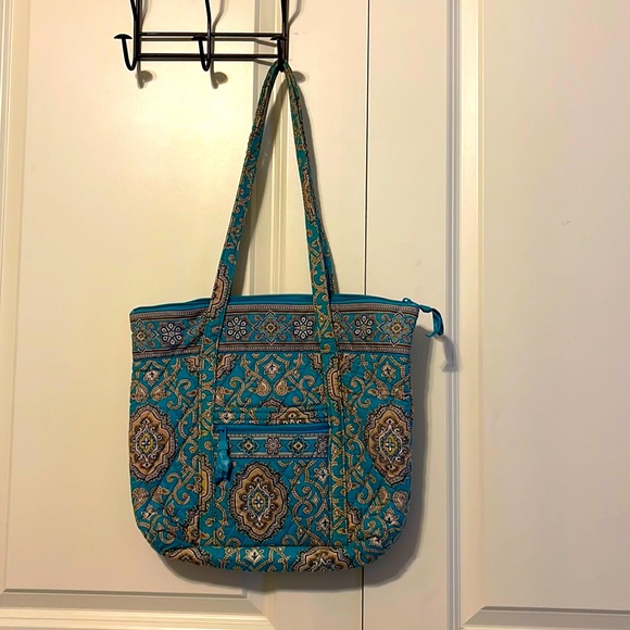 Vera Bradley zip top tote with 6 inner pockets and small front zip pocket. - Picture 1 of 5